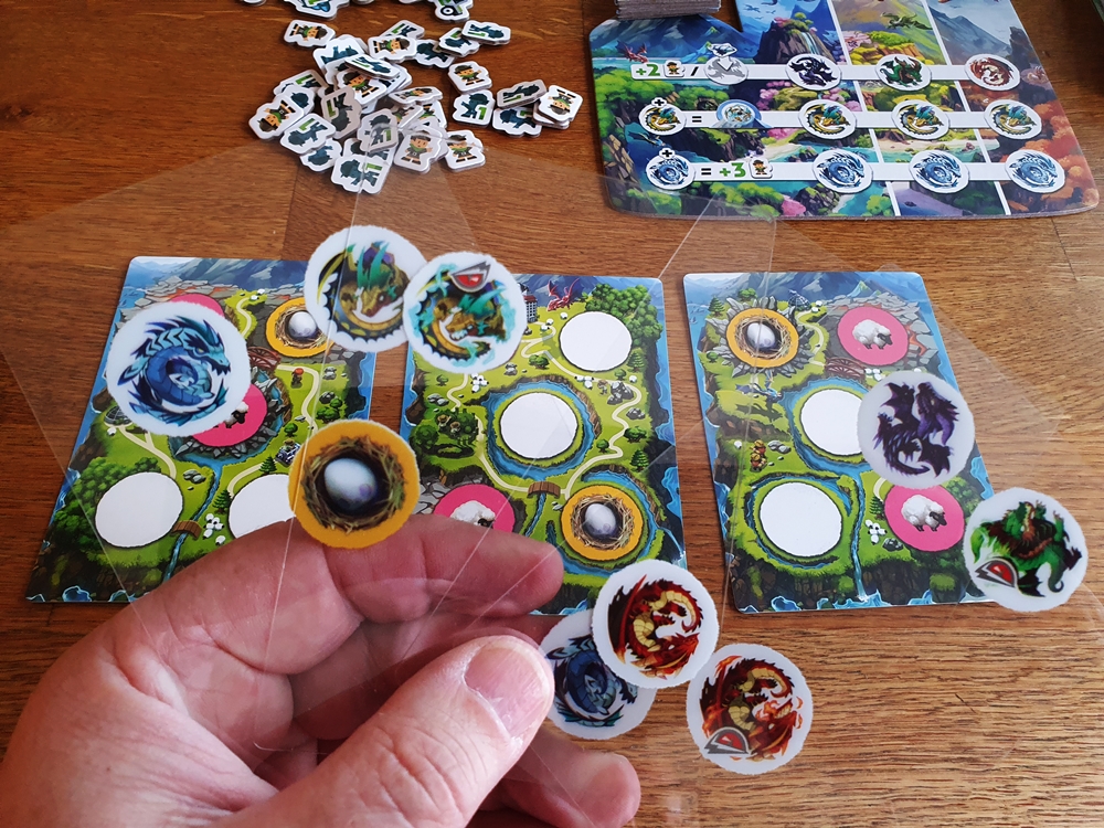 Kartenhand mit vier transparenten Karten, Spielauslage