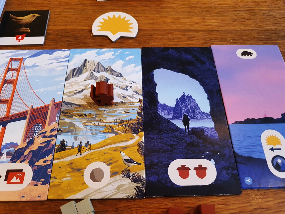 Spielsituation: eine Figur Wanderer steht auf einem Feld, das Feld rechts daneben ist auf die Nachtseite gedreht.