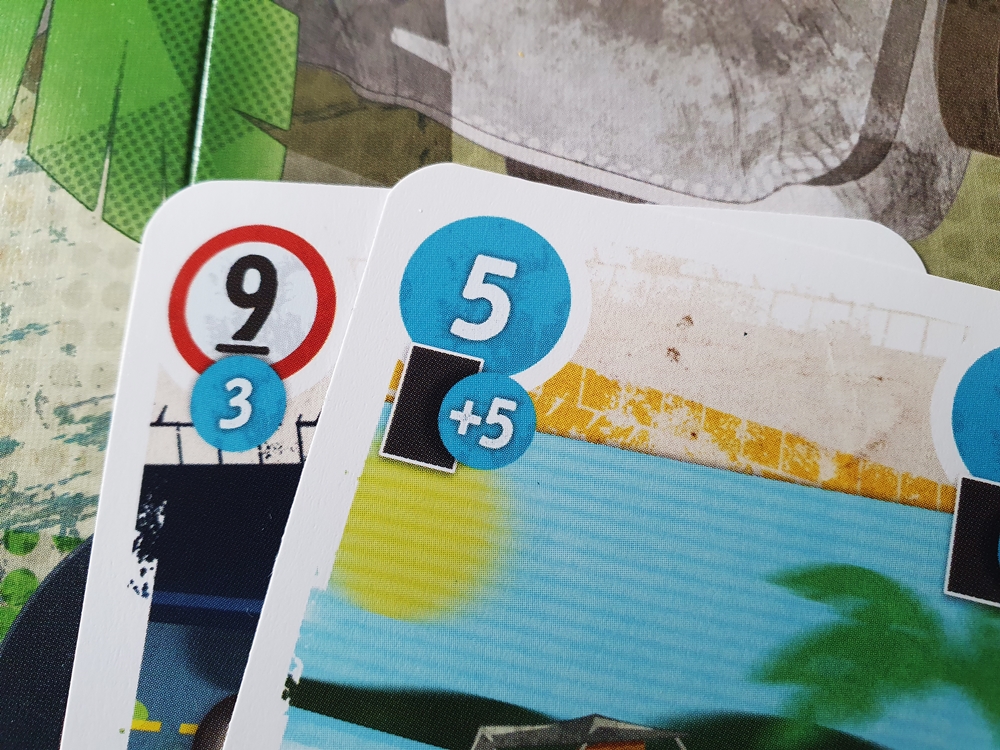 Zwei Spielkarten zum Bewegen der Rennautos