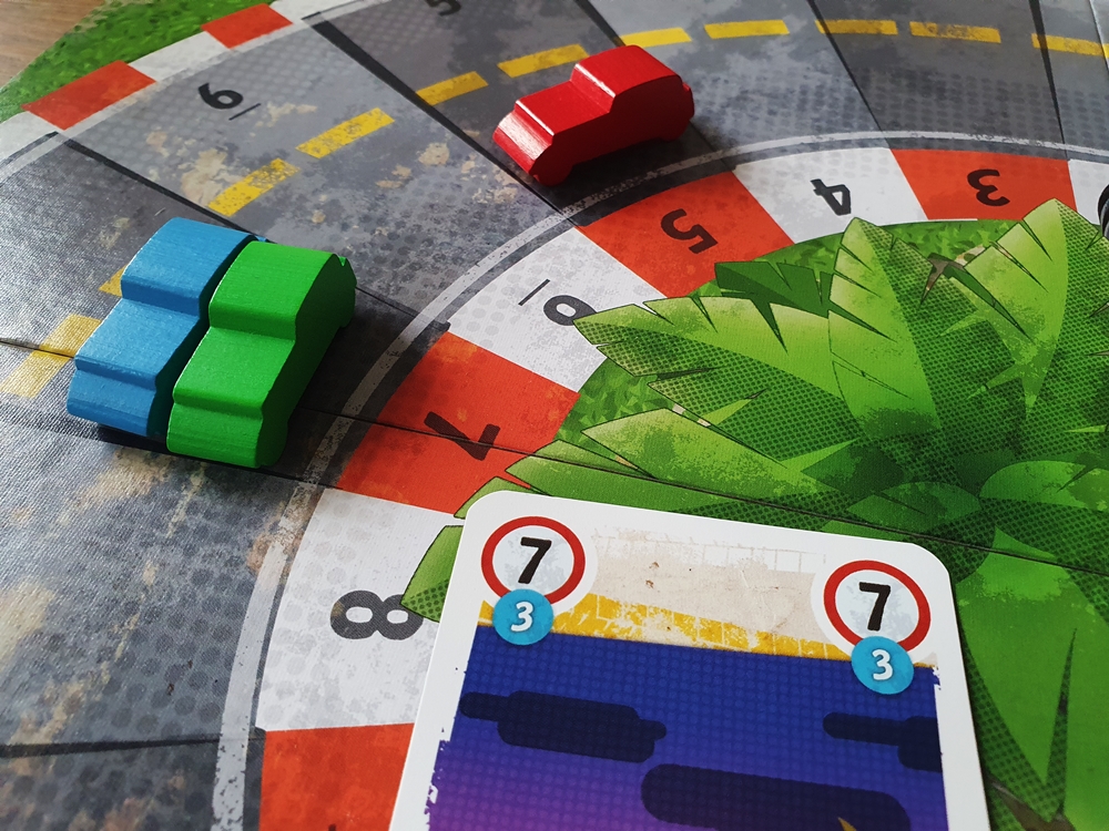Zwei Rennautos auf Feld 7, dazu die passende Spielkarte