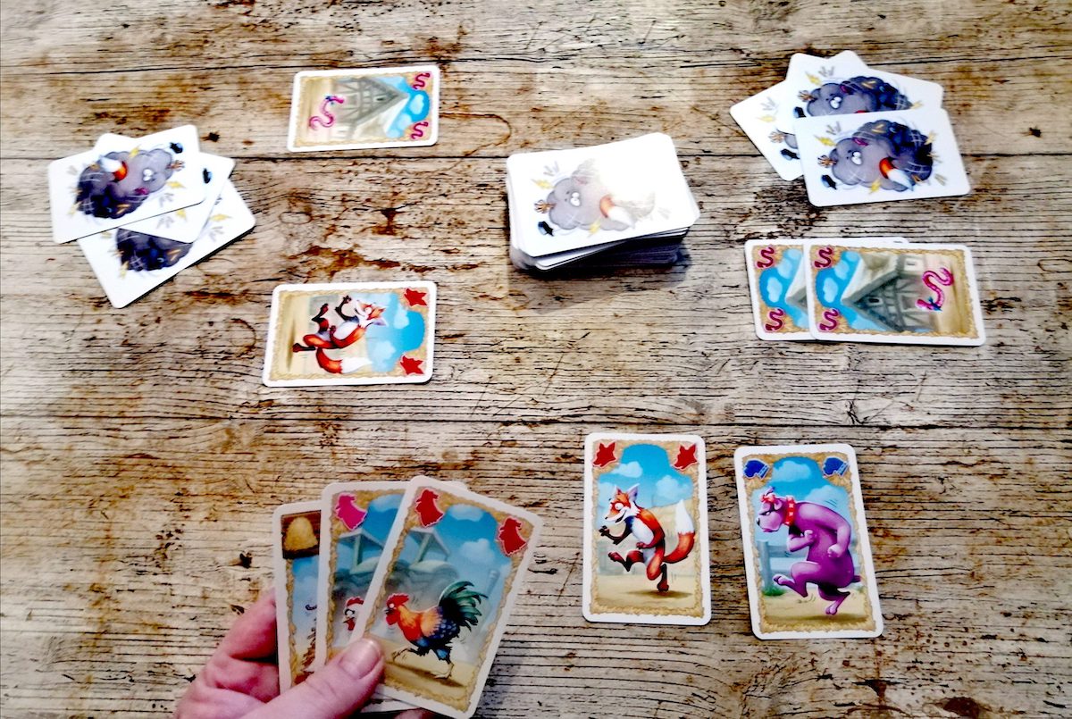 Auf dem Tisch liegen Karten bereits aus. Ich kann zwei Hühner spielen, weil ich auf der Hand beide Geschlechter habe. 