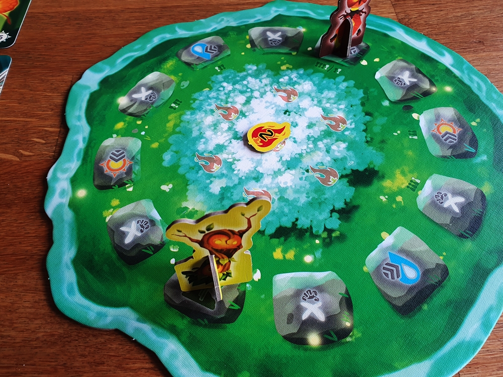 Der Steinkreis zu Beginn. In der Mitte liegt eine Flamme mit dem Wert zwei