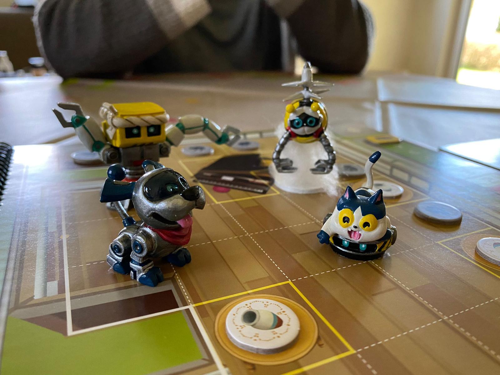 Zu sehen sind alle 4 Miniaturen des Grundspiels.