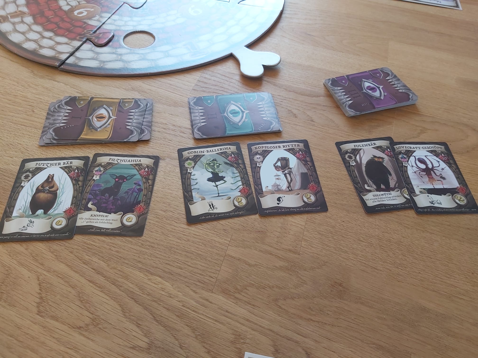 Zu sehen sind die Monsterkarten von Dungeon Fighter, denen man sich im Verlauf des Spiels stellen muss.