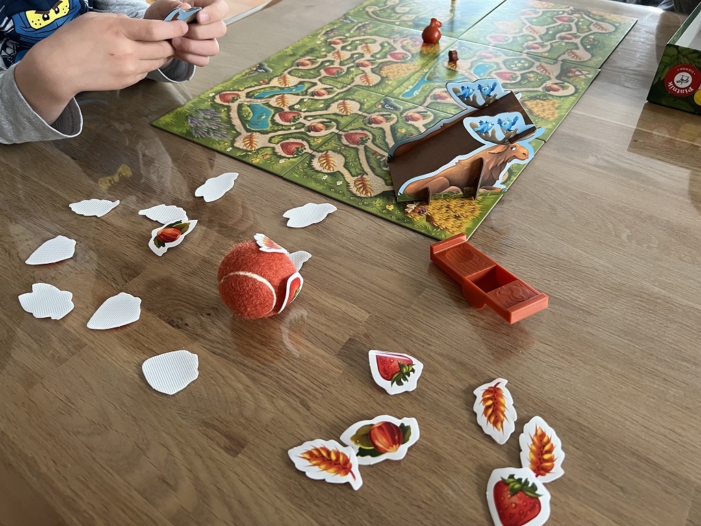 Zutaten die am Ball kleben bleiben gelten als gesammelt, Elch-Rutsche und Katapult bieten Varianz