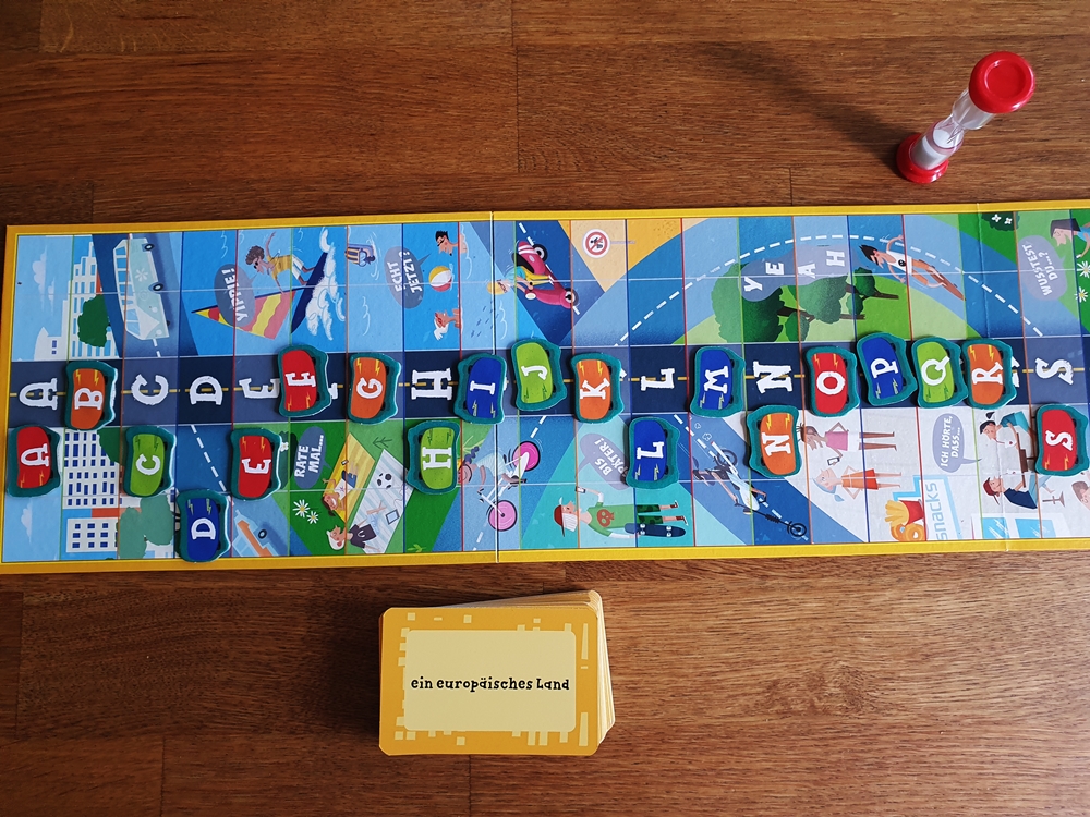 Spielplan mit Alphabet, Buchstaben wurden ausgerückt