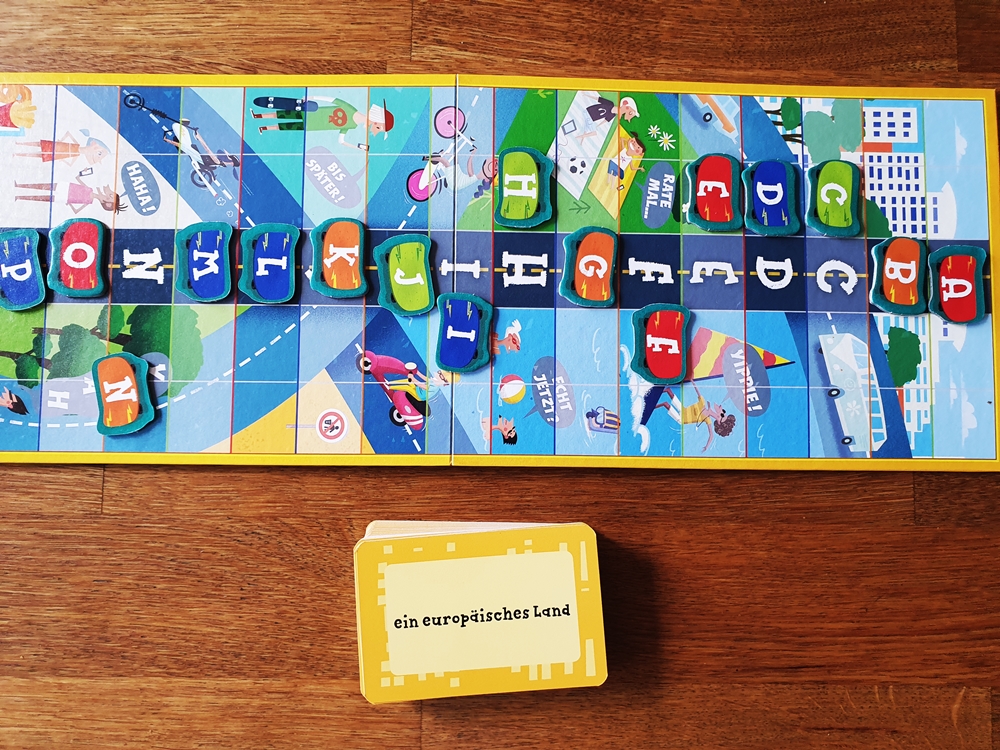 Spielplan mit Alphabet nach dem zweiten Zug
