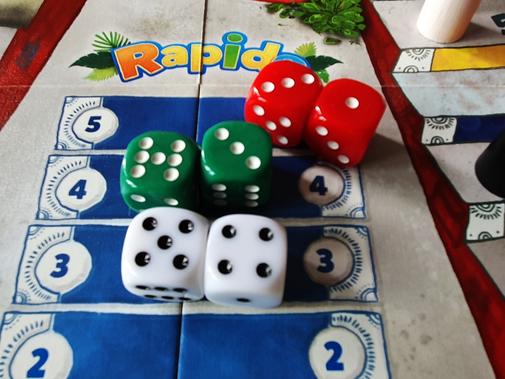 Drei Würfelpaare auf dem Würfelfeld