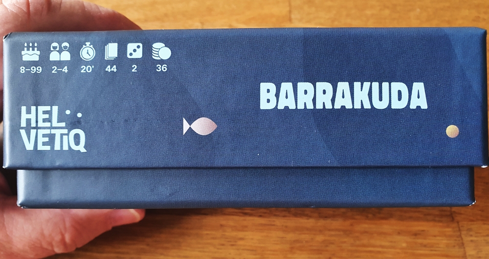 Spielkarton. Der Deckel schliesst nicht ganz ab