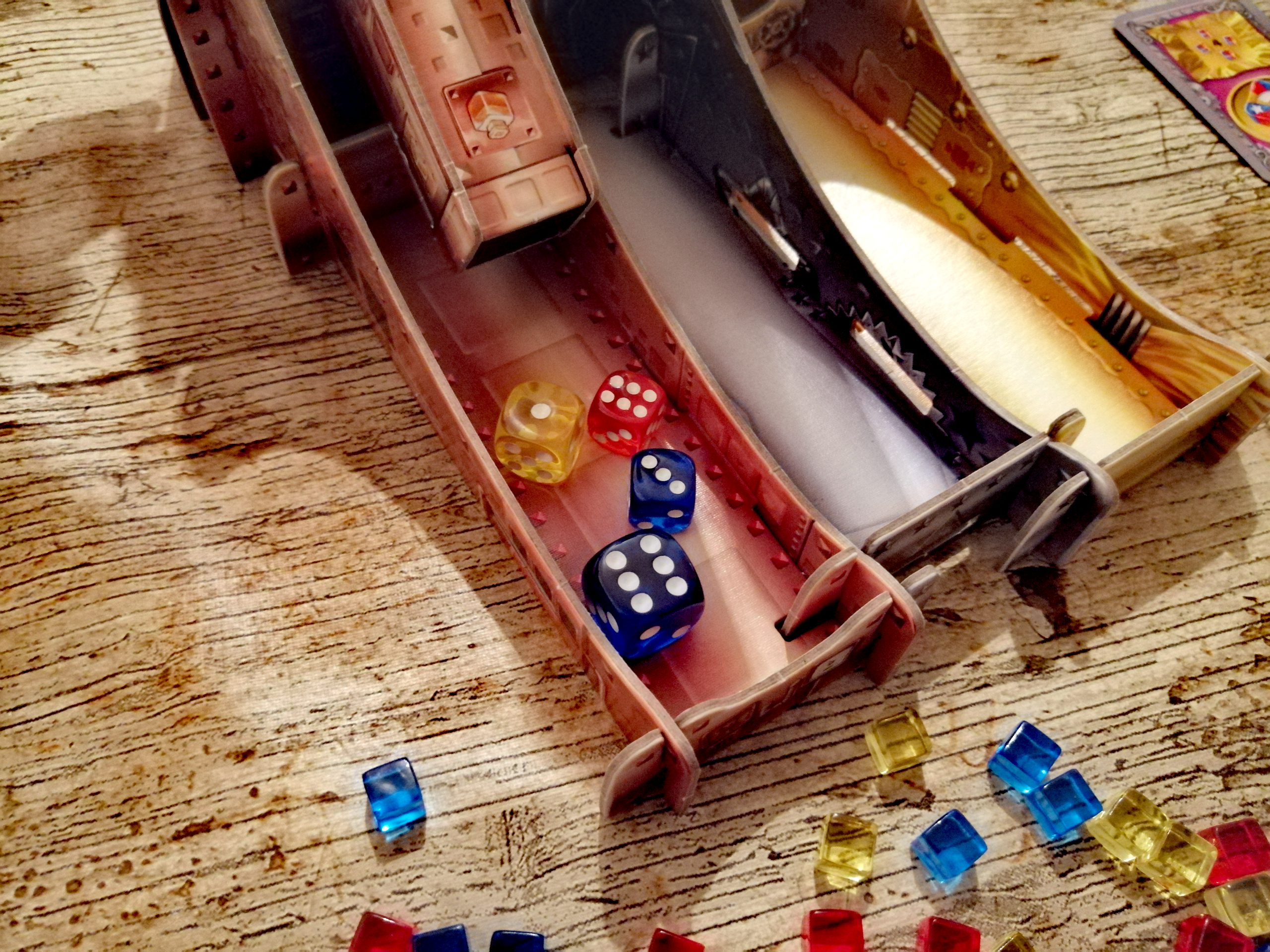 Die linke Röhre ist gekippt und wird nun ausgewertet. Die Spielenden erhalten je nach Augenzahl der gewählten Würfel die Zutaten.