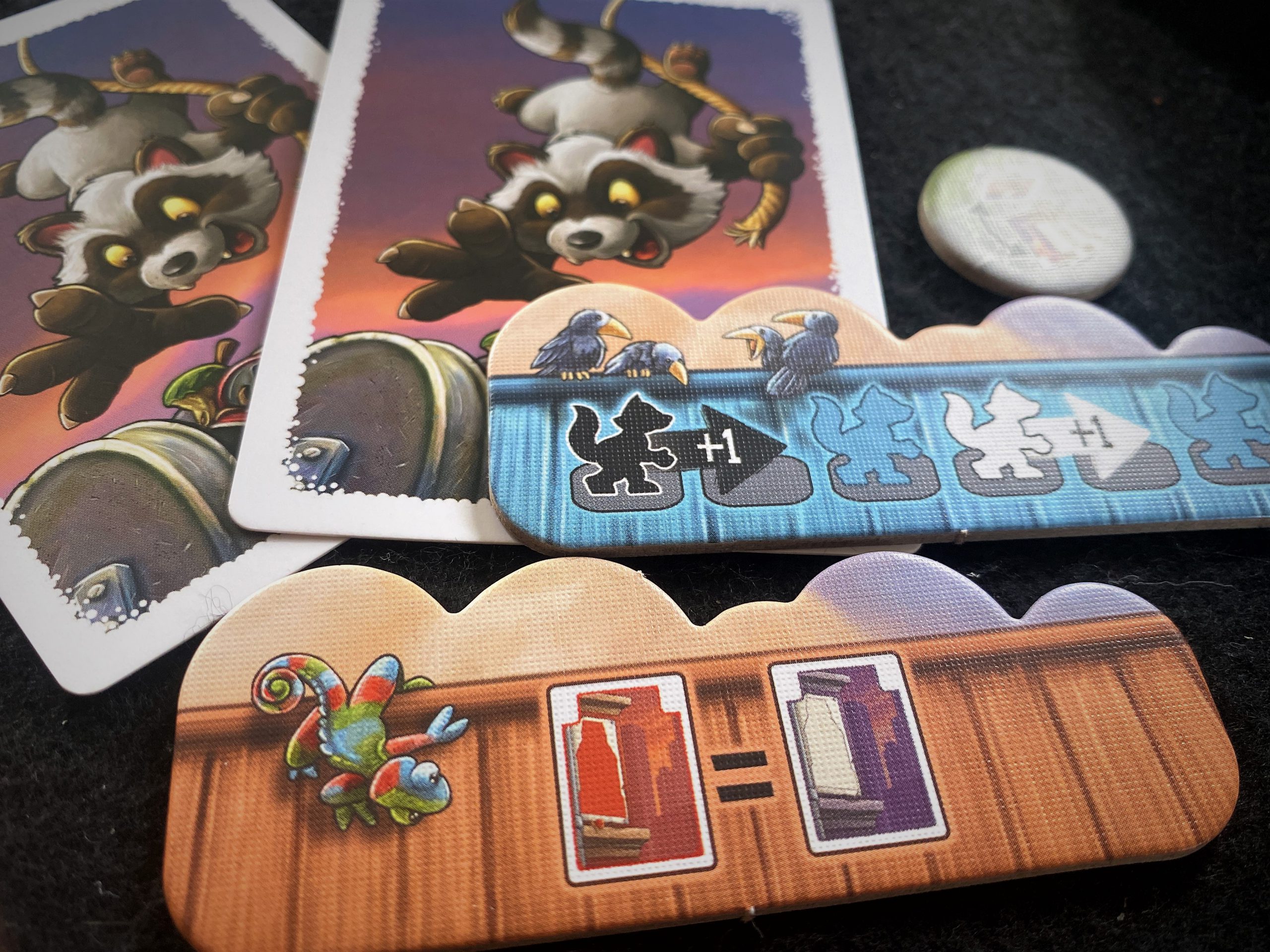 zwei Bonus-Plättchen sollen das Spiel abwechslungsreicher machen