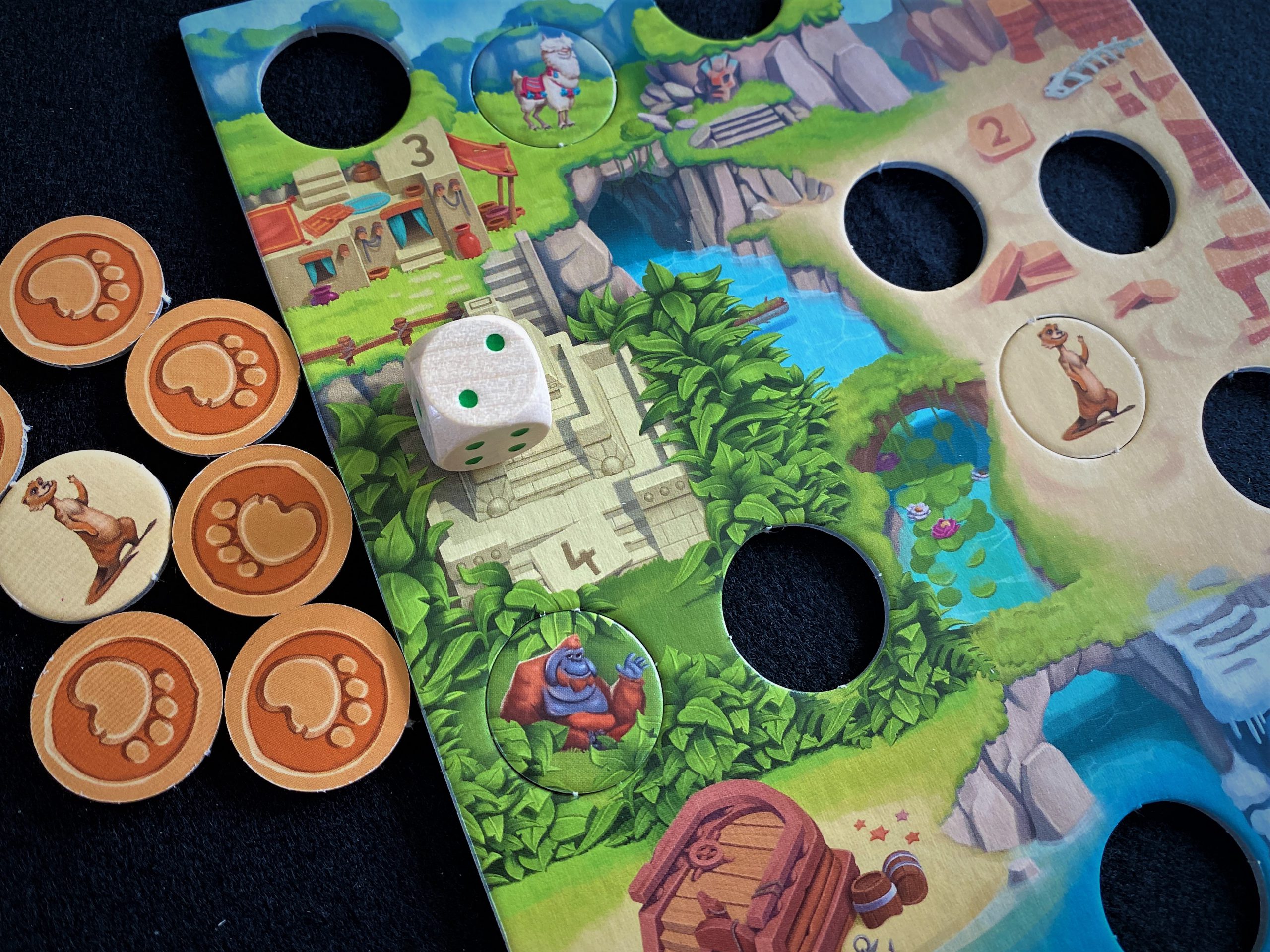 Tierchips liegen neben dem eigenenTierpark. Es sind noch Löcher vorhanden, in die Tiere eingepöppelt werden müssen.