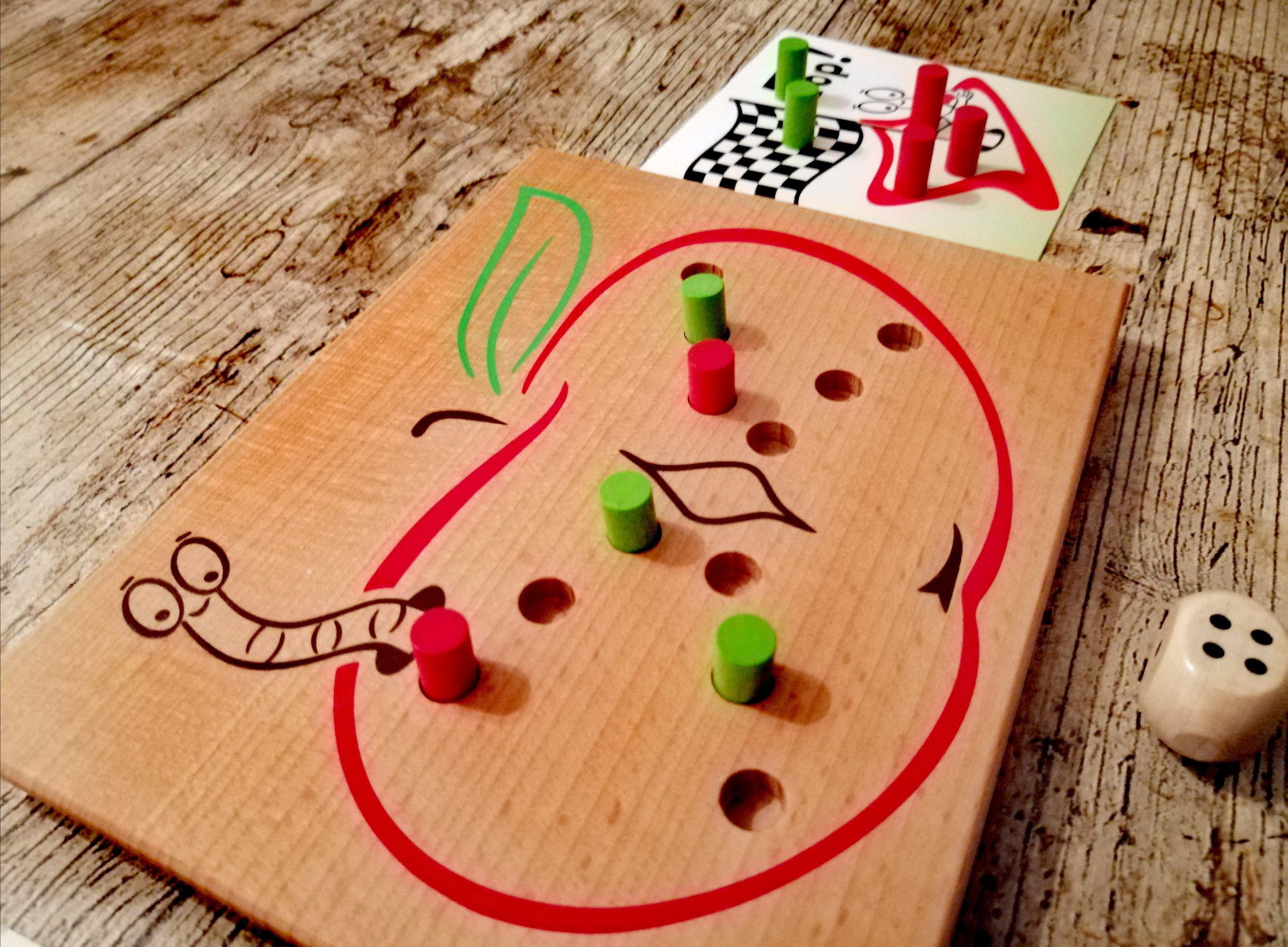 Das Spielbrett ist aus massiver Buche, perfekt verarbeitet und sieht sehr hochwertig aus.