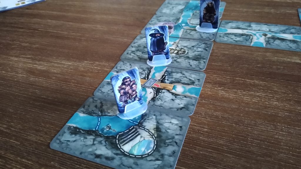 Dieses Bild zeigt, wie der blaue Zwergenclan den Ausgang entdeckt hat und auf dem Weg dahin ist.