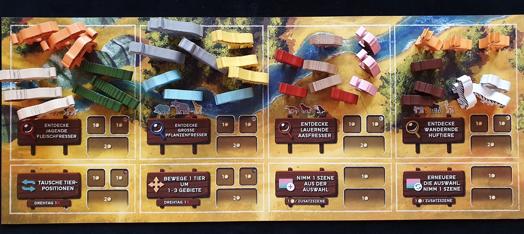 Aktionstableau mit Aktionsfeldern und mit der Auswahl an Tierfiguren aus Holz