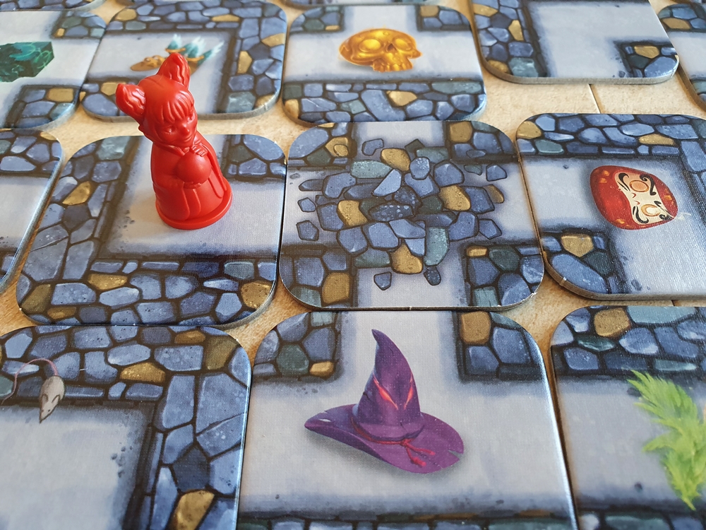 Auszug aus dem Spielplan. Ein umgedrehts Plättchen blockiert den Weg