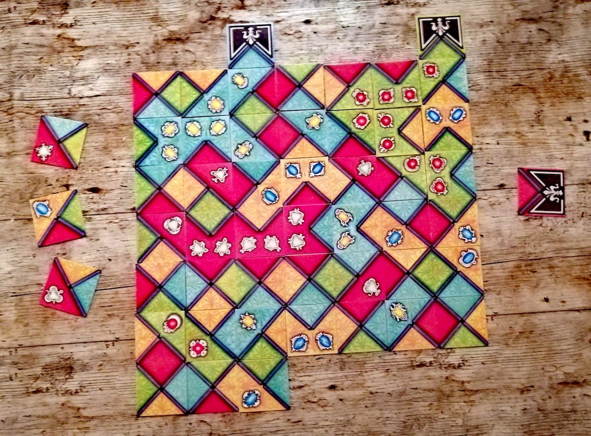 Wir sind am Spielende. Das Muster sieht immer anders aus. Jede:r darf jetzt noch sein "schwarzes" Plättchen anlegen um eine Kammer zu schließen.