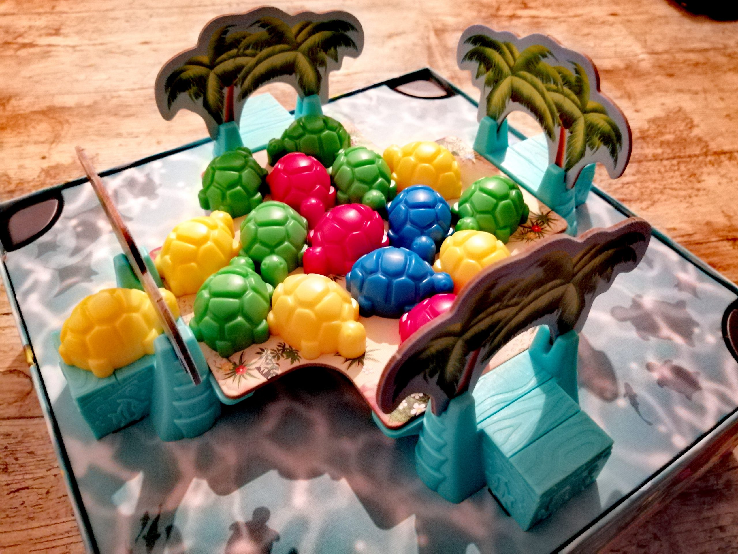 Auf der Insel haben nicht alle Schildkröten Platz. Sie ist schon recht voll. Für Kinder ist das Spiel sehr ansprechend gestaltet.