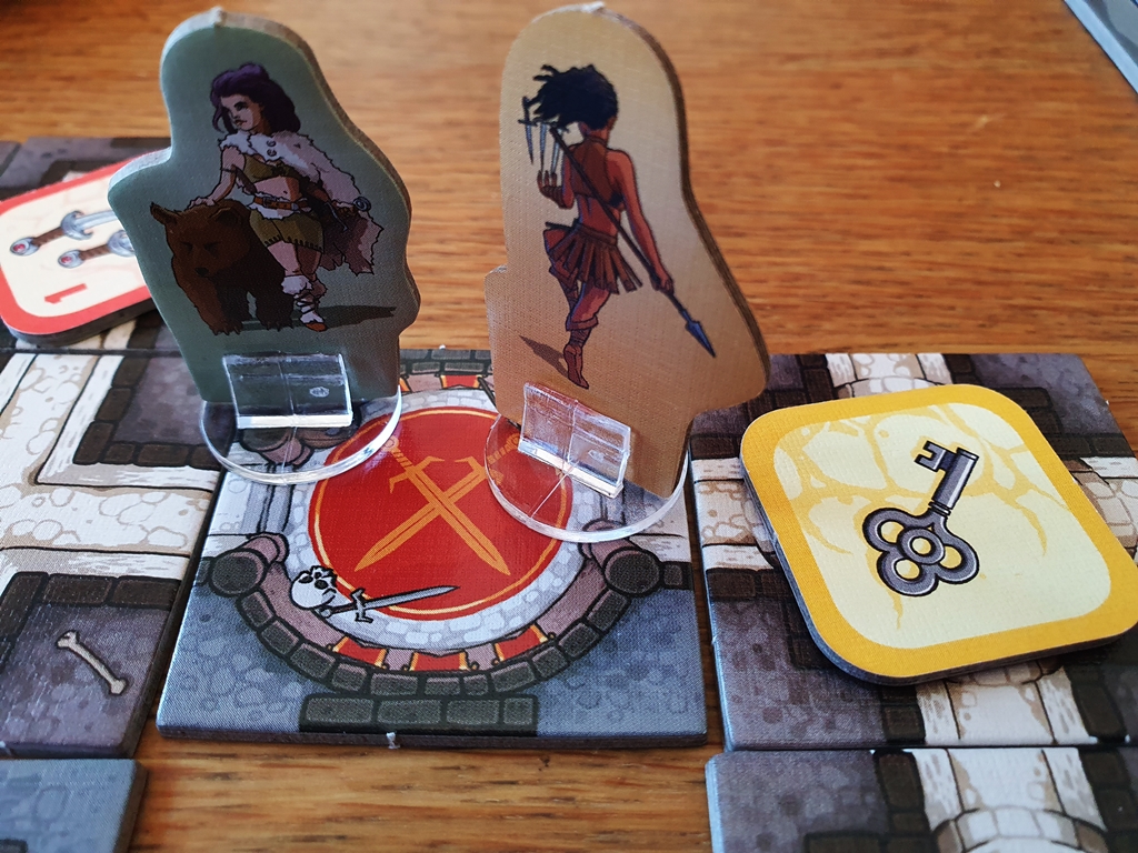 Zwei Spielfiguren auf einem Kampffeld