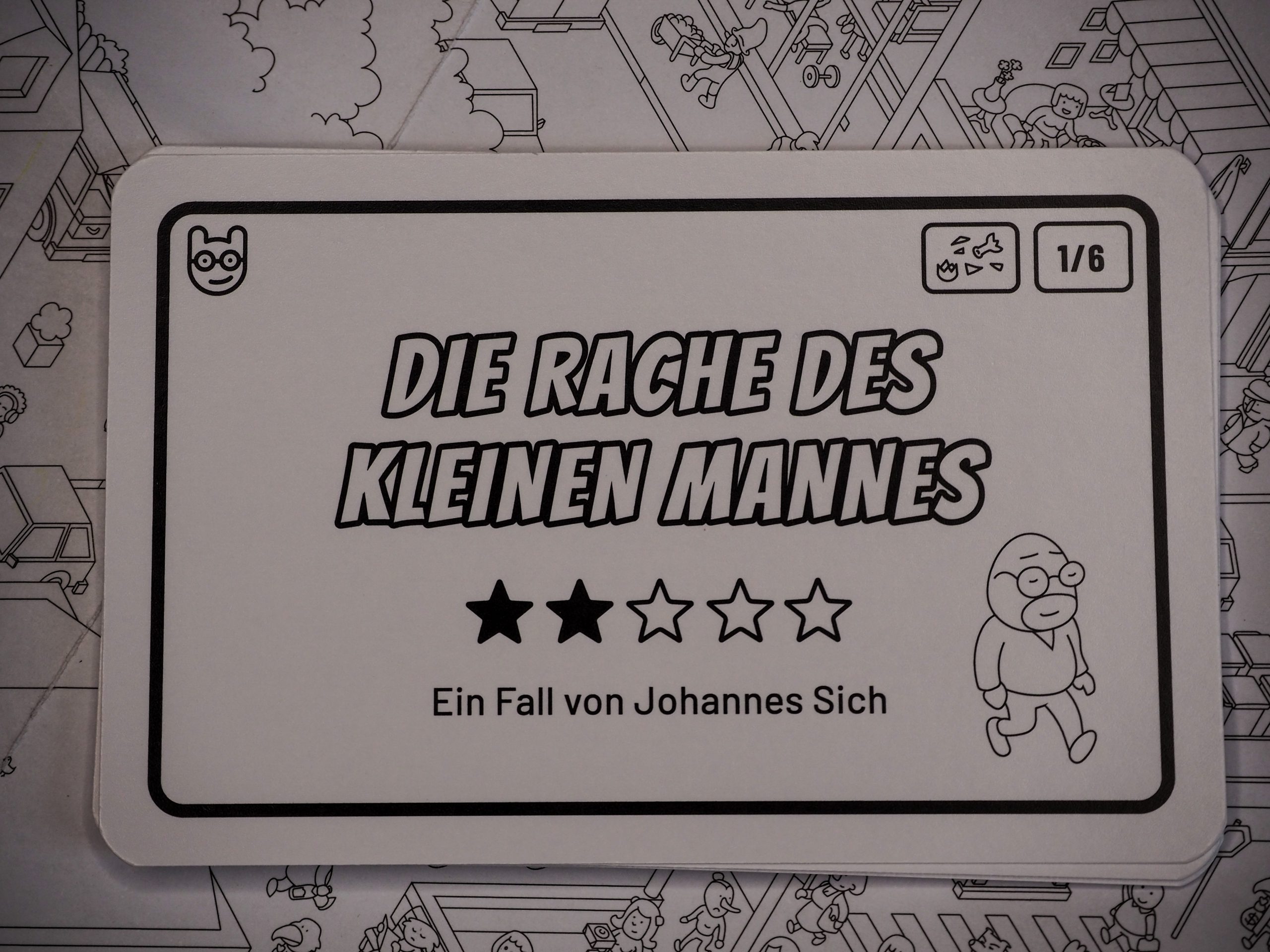 Mittig liegt die Startkarte des Falls "Die Rache des kleinen Mannes". In der oberen linken Ecke der Karte ist ein Symbol zu erkennen, das deutlich macht, in welche Kategorie der Fall eingeordnet werden kann.
