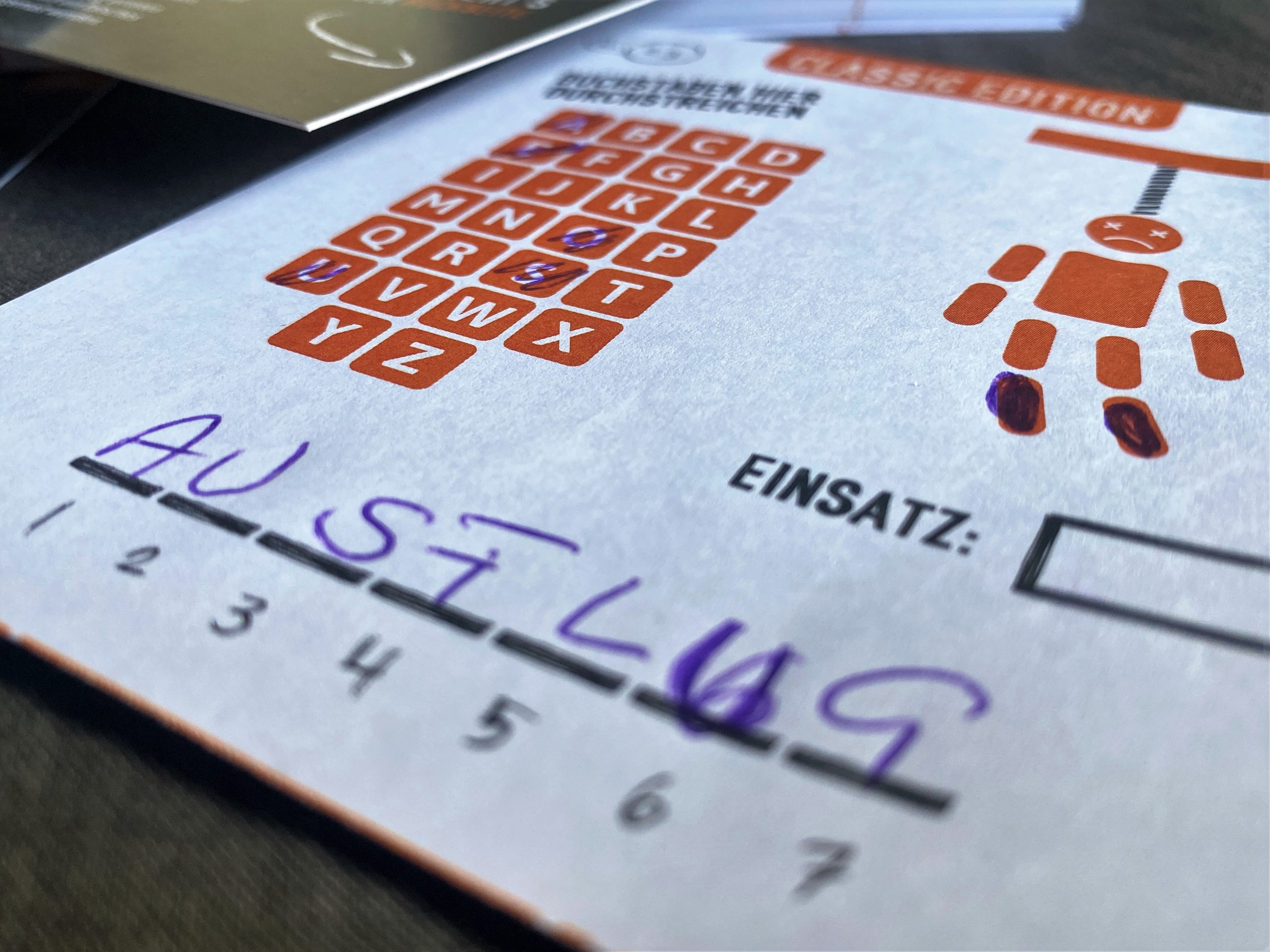 Das Lösungswort Ausflug ist gefunden. Nur zwei Segmente des Hangman wurden ausgemalt. 