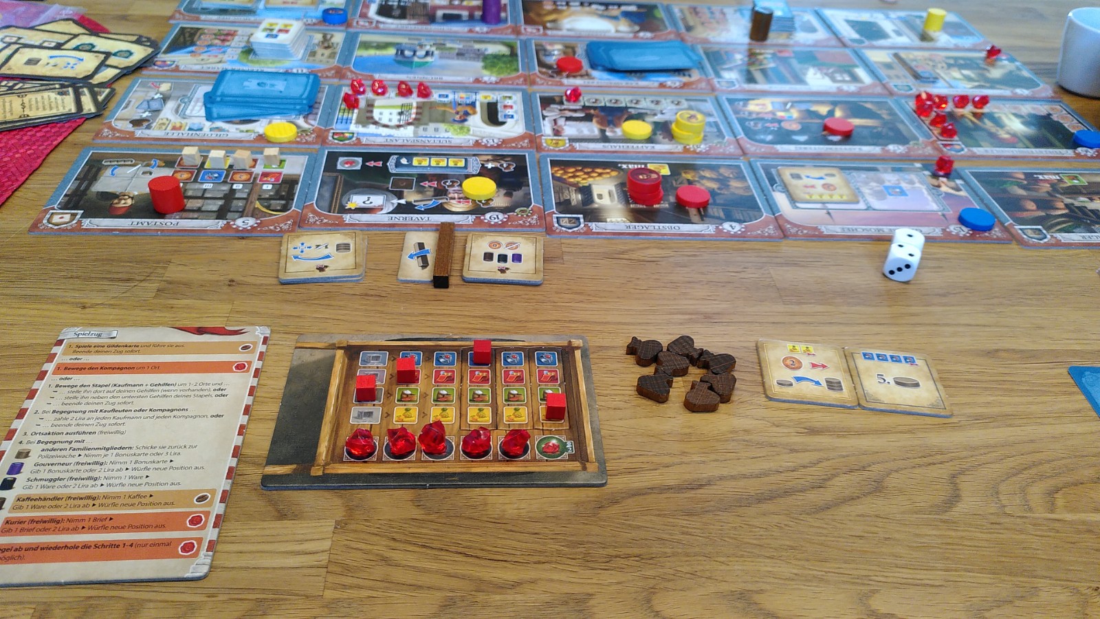 Blick auf das Spielfeld mit der Erweiterung Mokka und Bakschisch, unten: Rohstoffe, Geld und Karten der roten Spielerin
