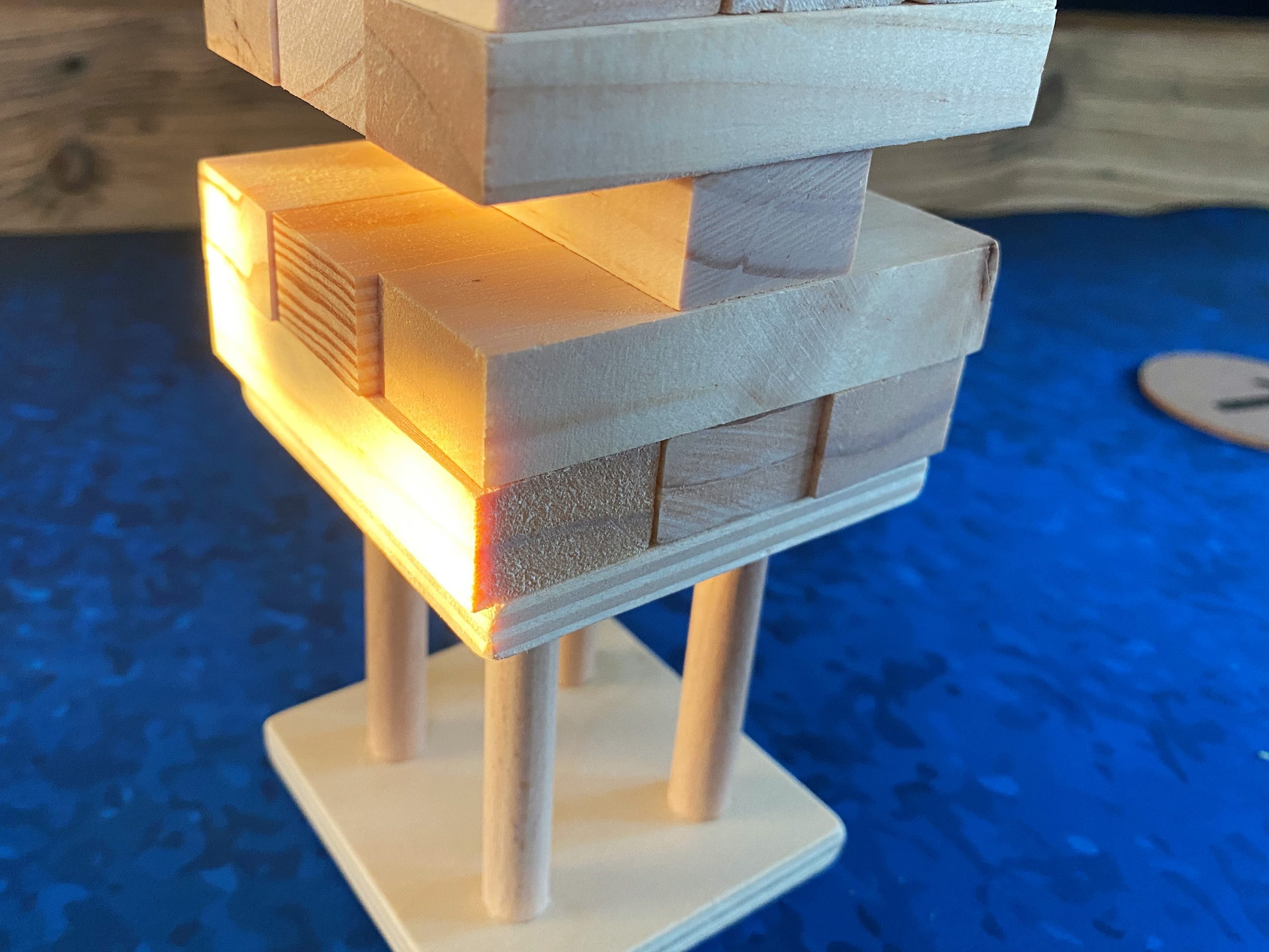 Alle Klötze liegen auf einem Sockel auf. 