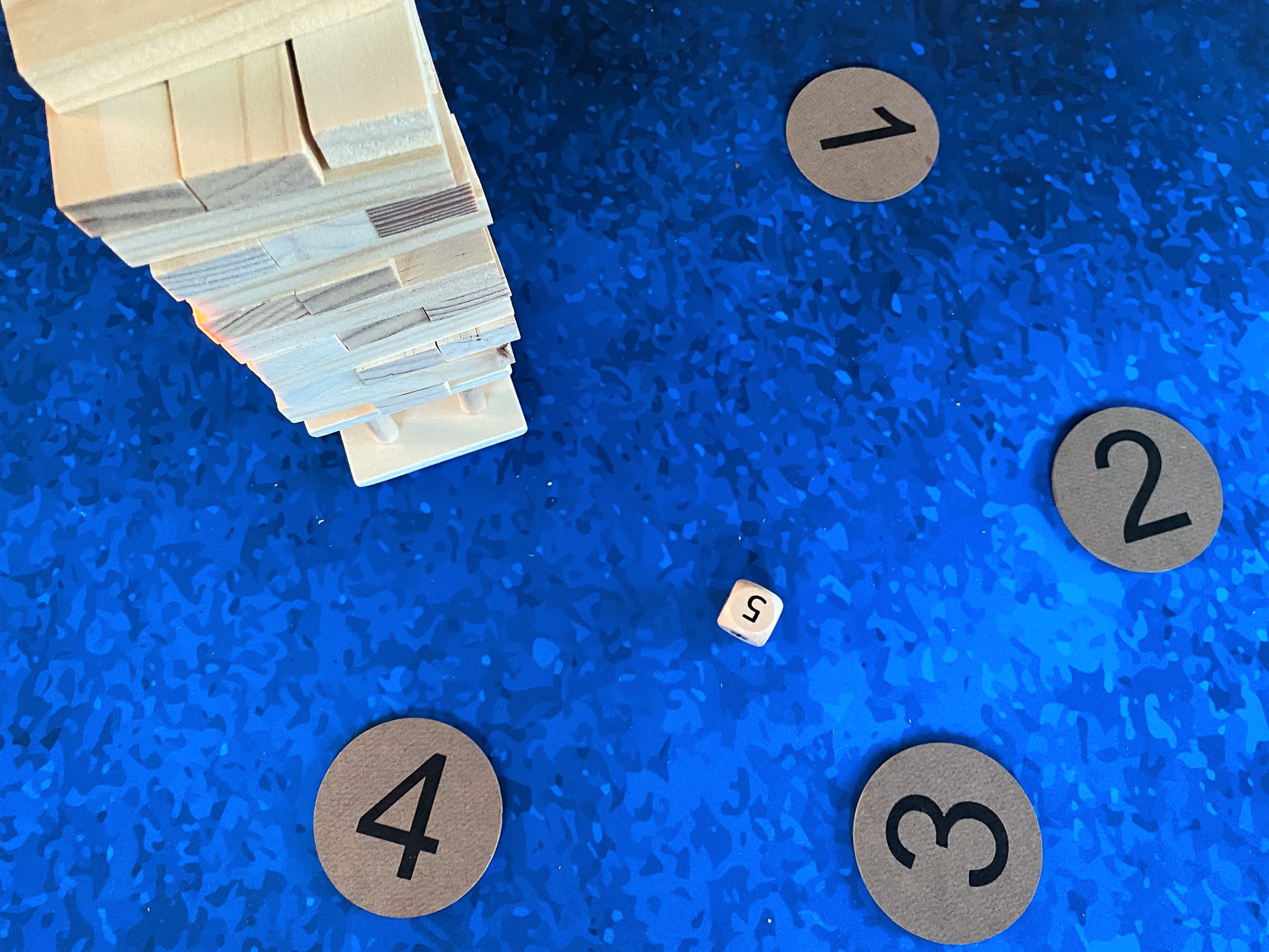 Der Würfel sagt an, wohin der Turm nun verschoben werden muss. 