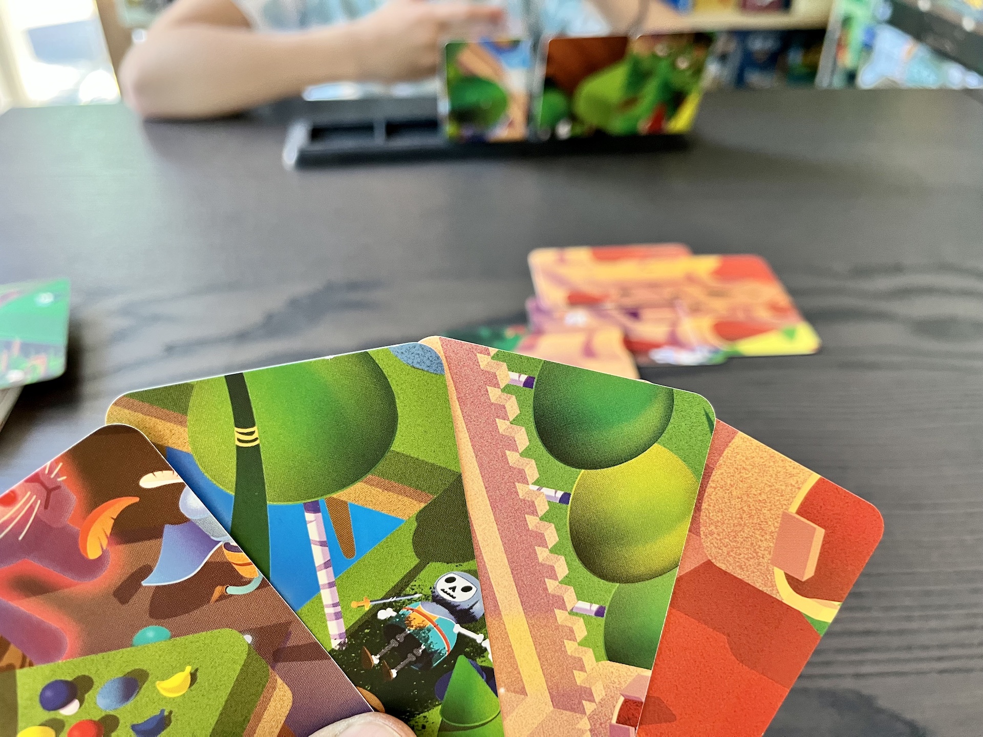 Die Kartenhand mit 4 Karten, die du zur Auslage passend anlegen kannst