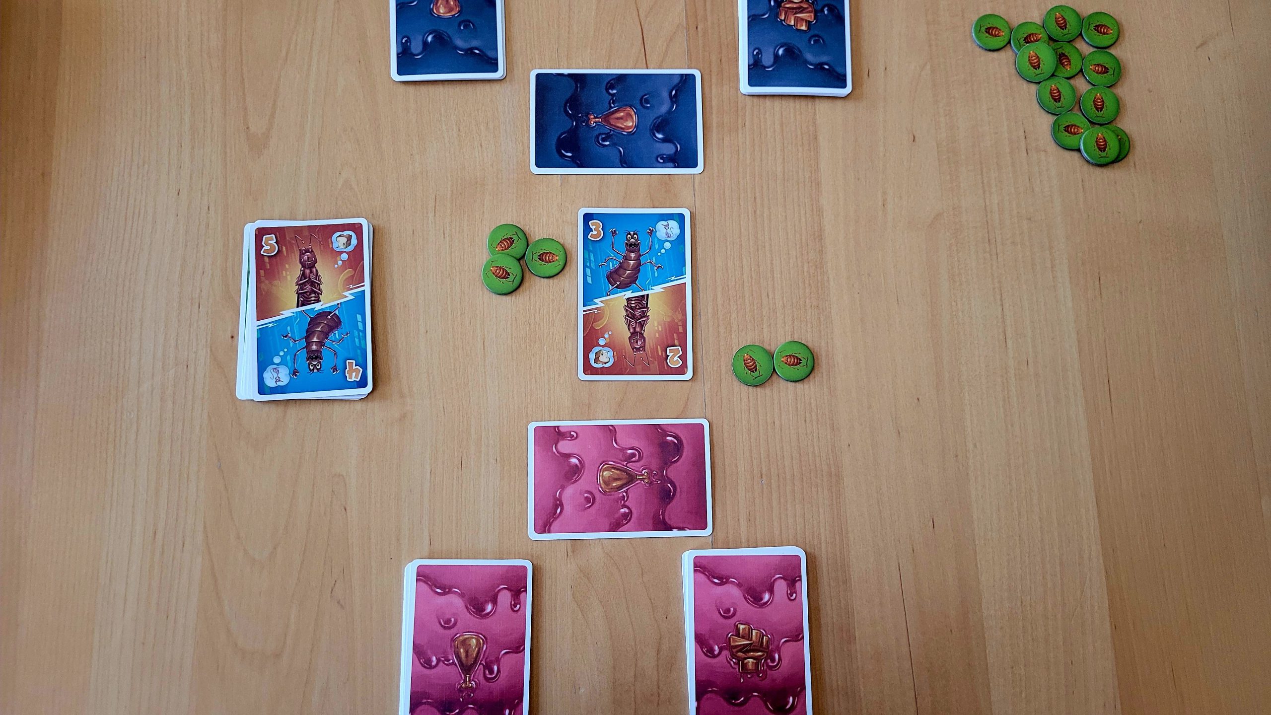 Spielsituation. Verdeckte und offene Karten, Käfermarker