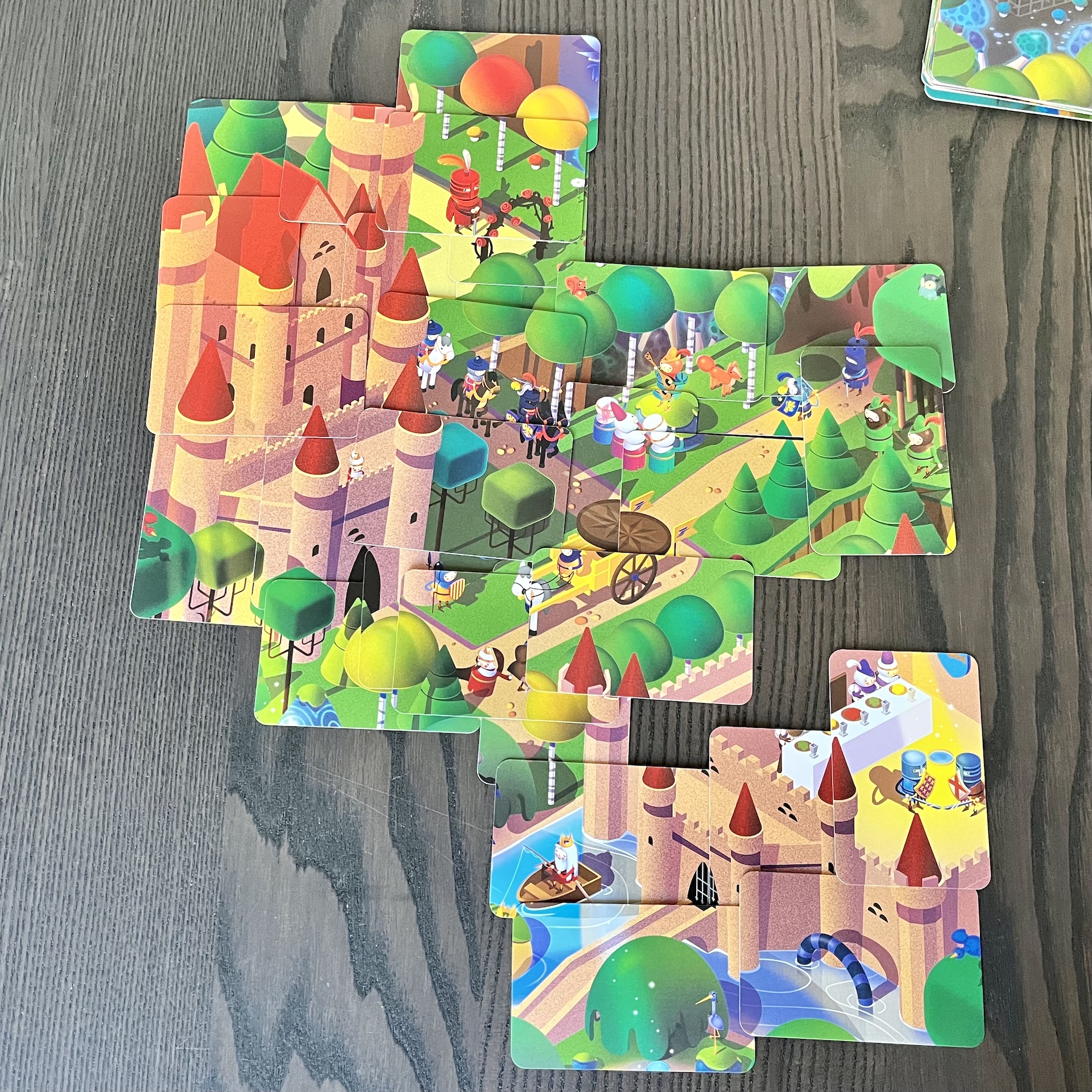 Die Auslage zeigt das Erreichte. Viele Karten bilden ein großes Bild