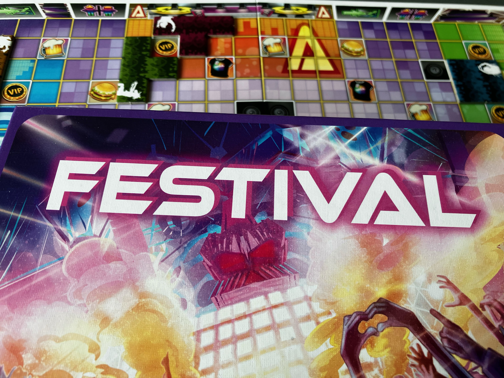 Spielschachtel mit dem Schriftzug Festival liegt auf dem Spielplan