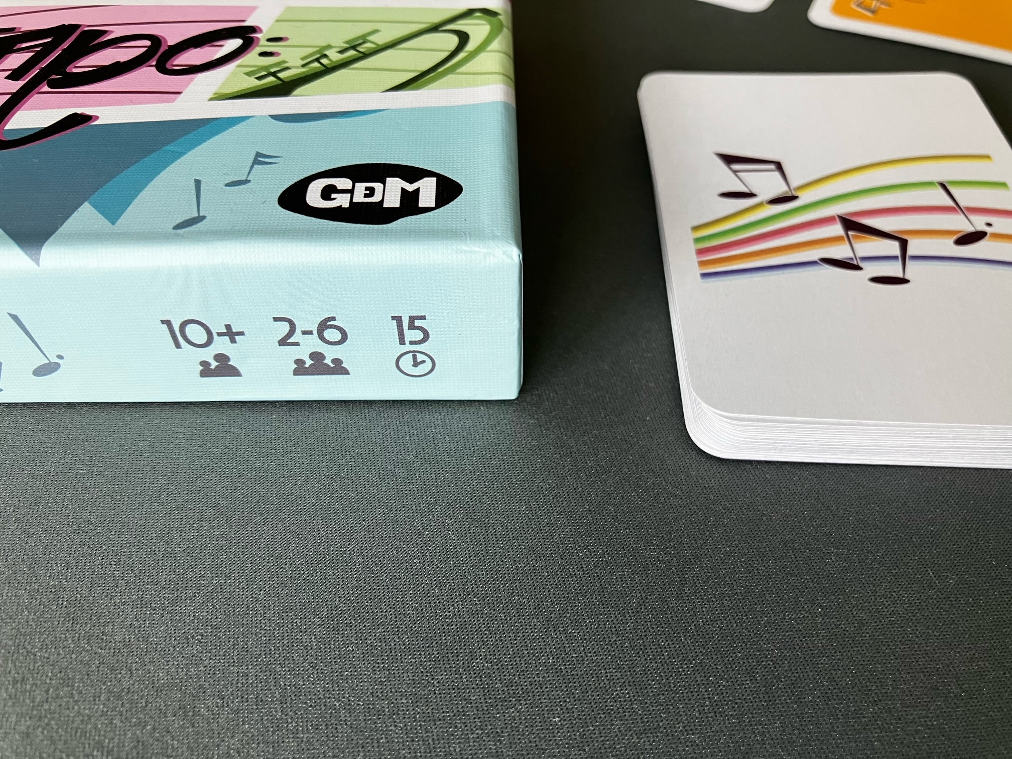 Eine Fläche der Spielschachtel, aufgedruckt ist die Spieldauer von 15 Minuten, bei 2 - 6 Spielern und einem empfohlenem Alter ab 10.