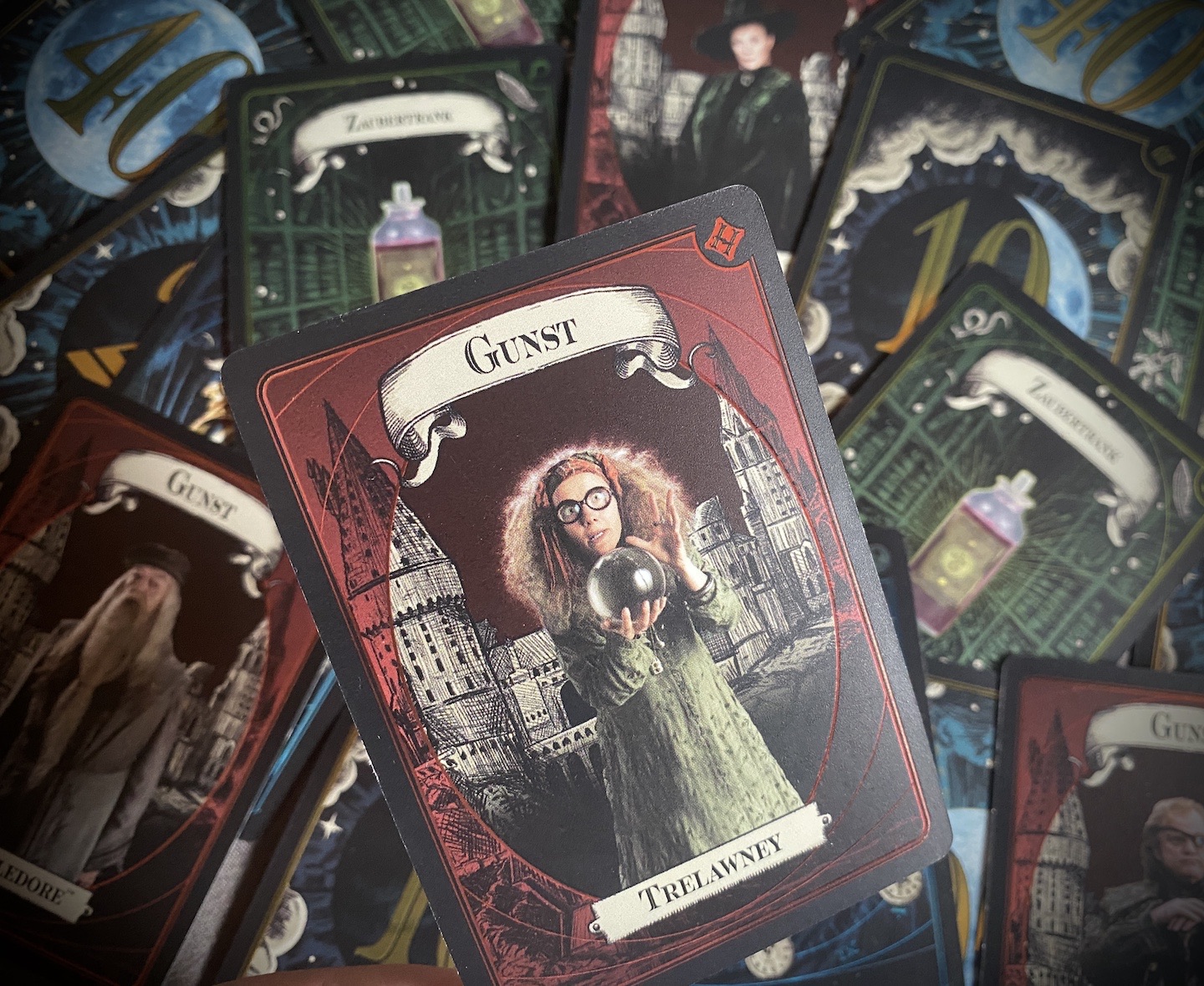 Auf den Belohnungskarten ist Professor Trelawney zu sehen. 