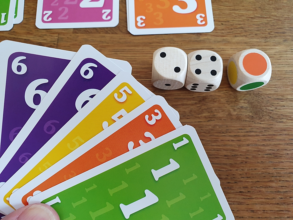 Kartenhand während einer Partie. Die geworfenen Würfel entscheiden, welche Karten abgelegt werden dürfen.