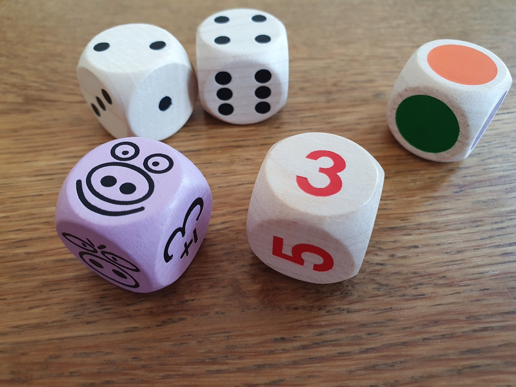 Die drei regulären Würfel und zwei zusätzliche Würfel