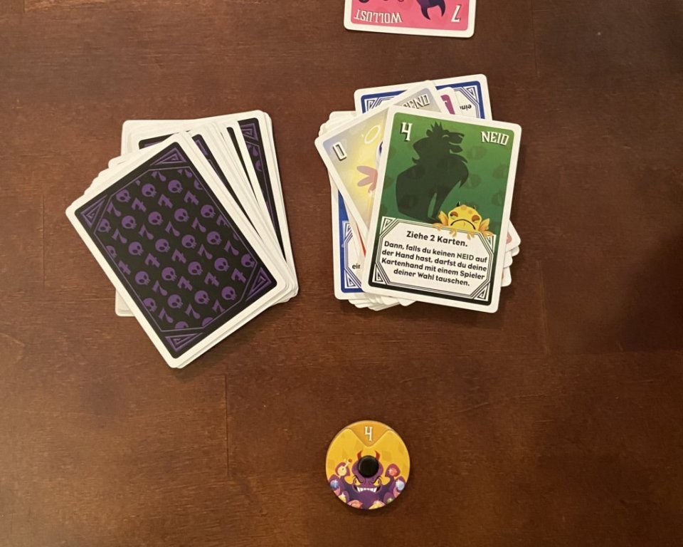 IELLO Deadlies - Gioco Di Carte Malvagio E Divertente Per Serate Con Amici