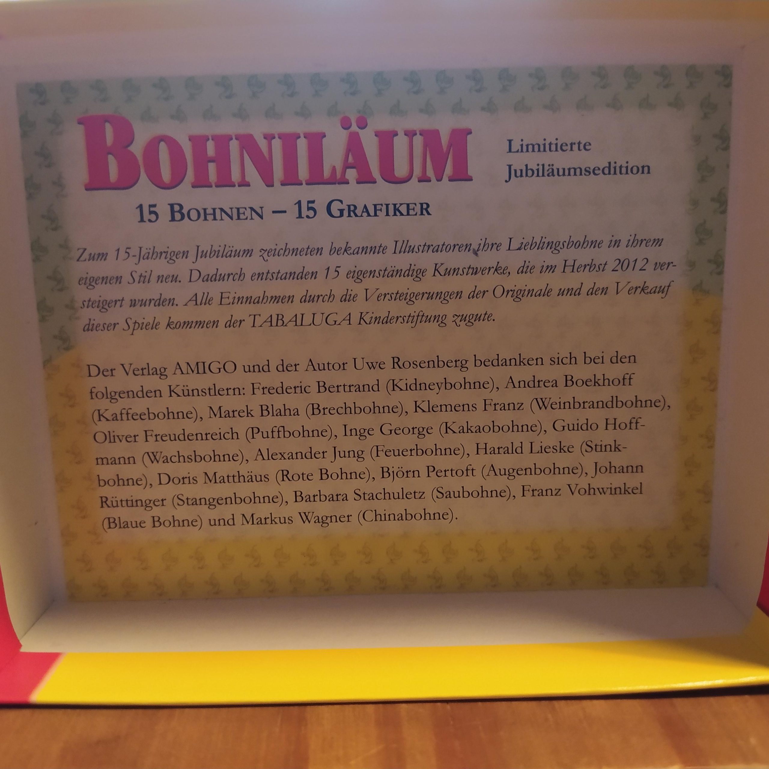 Schachtelinnenseite mit der Liste der Illustratorinnen und Illustratoren