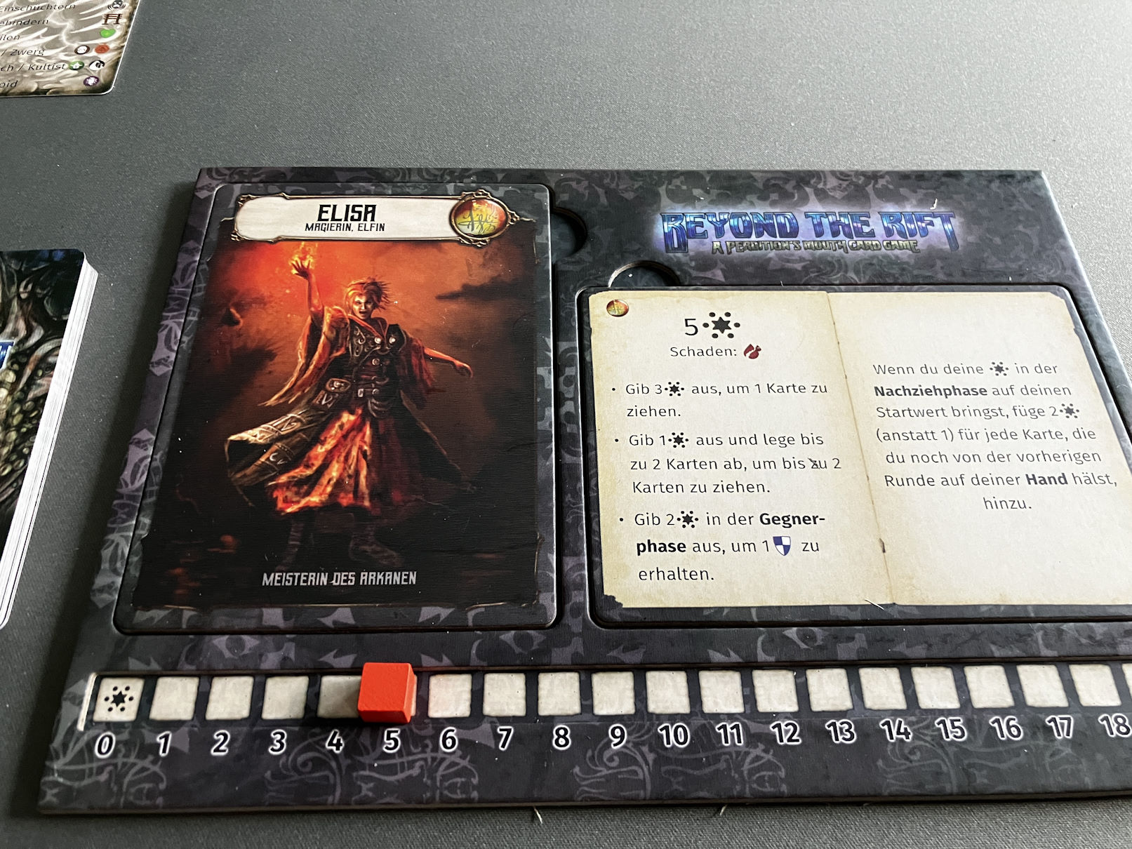 Das Spielertableau der Magierin, ein Würfel im Double-Layer-Board markiert die verbleibenden Aktionspunkte.