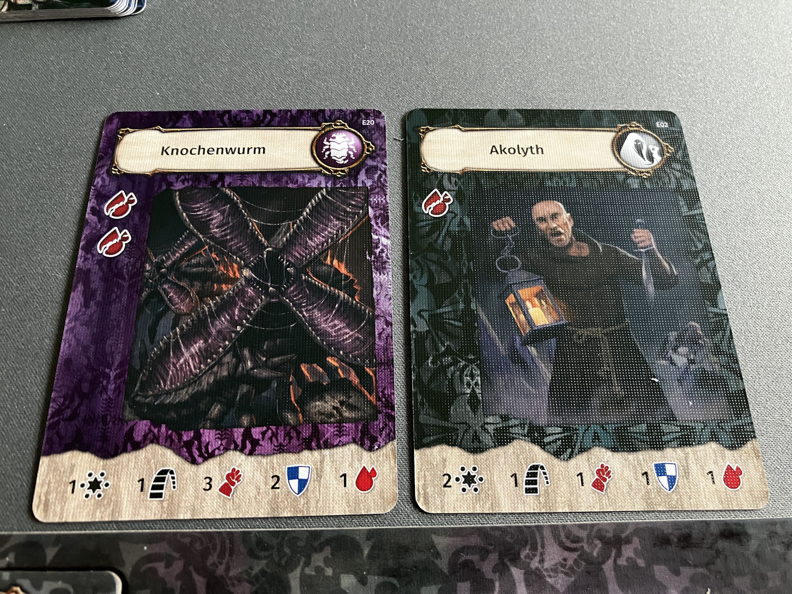 2 der unzähligen Gegnerkarten im Spiel.