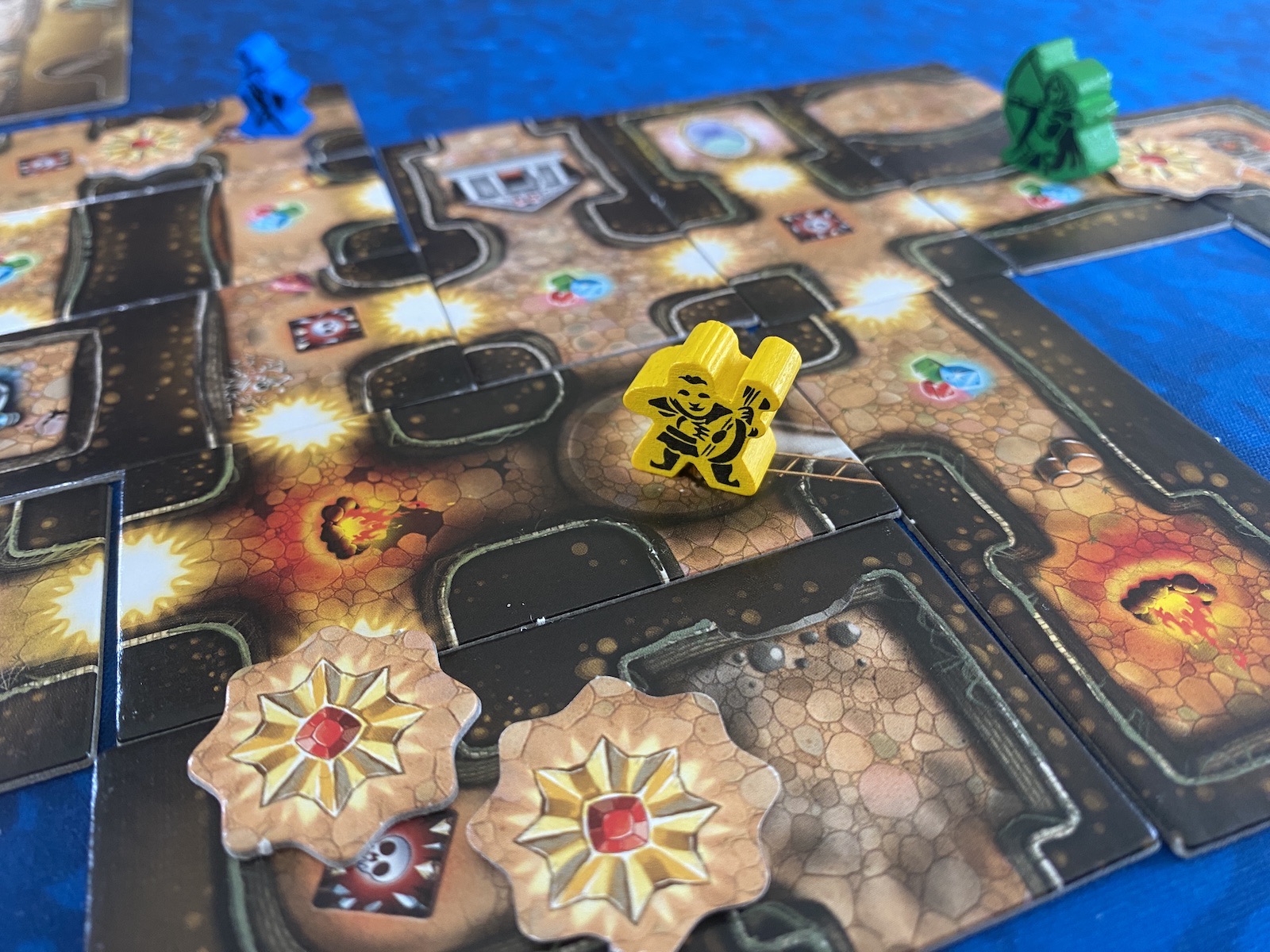 Die Meeple starten auf dem gleichen Feld, verteilen sich aber schon schnell in verschiedene Richtungen.
