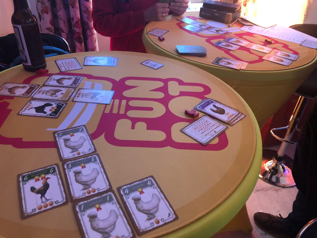 Das Spiel Hennen, mitten in der Partie