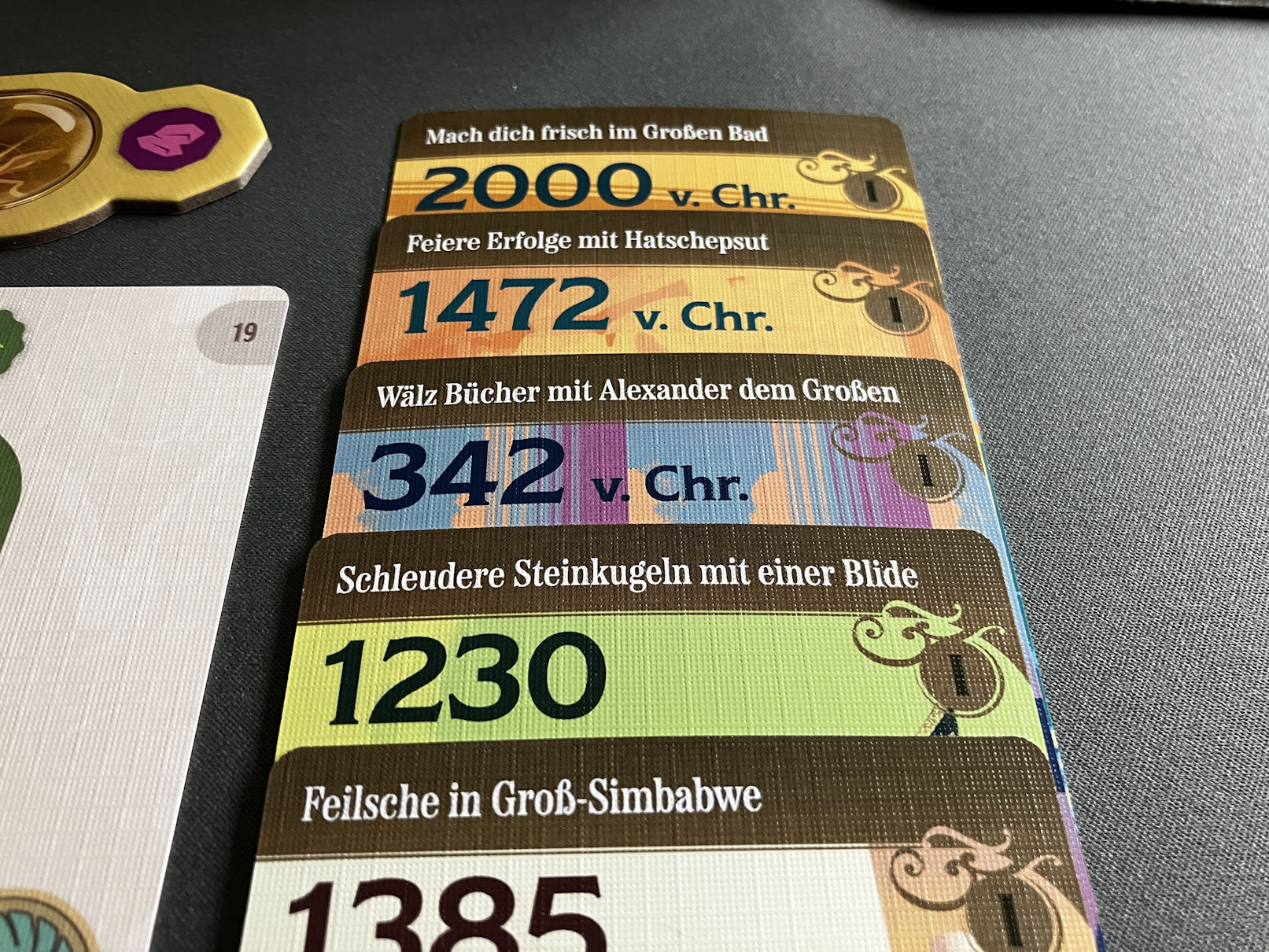 Ein Stapel mit 5 Karten des 1. Spieltages aus der Nähe dargestellt.