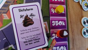 Wenn ich die Ereigniskarte "Shitstorm" gegen Mitspielende spiele, verliert der- oder diejenige 100.000 Follower.