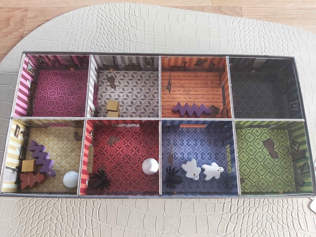 Zu sehen ist ein Haus, das jede mitspielende Person erhält und schütteln muss, um das Spiel gewinnen zu können.