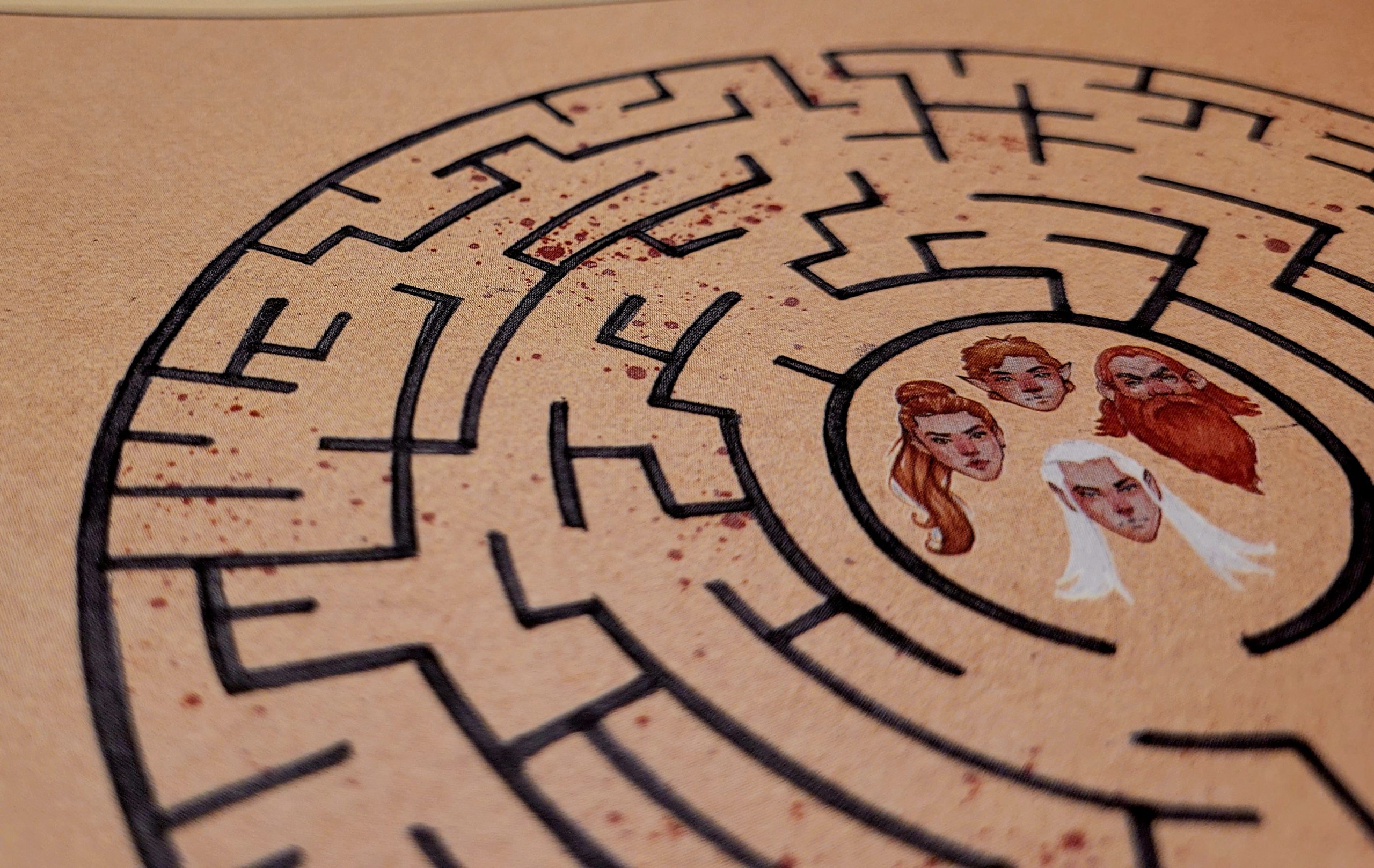 Ein rundes Labyrinth, in der Mitte Abbildungen der vier Helden