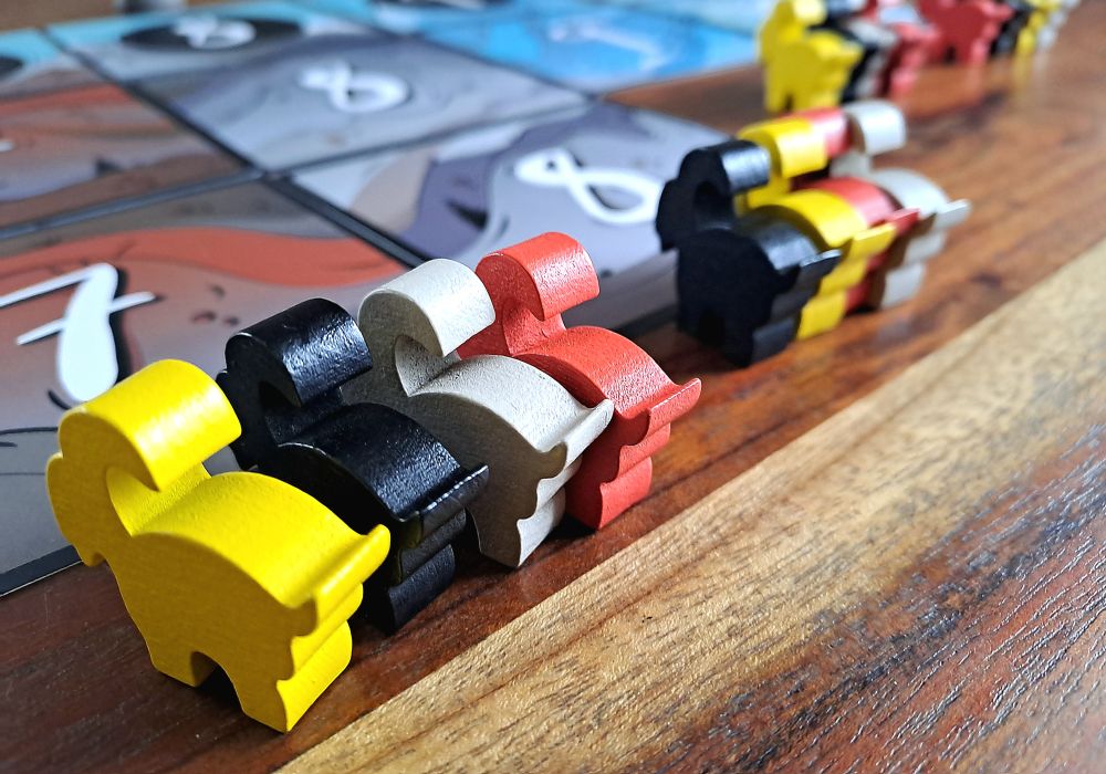 Holzfiguren in Form von Bergziegen am Spielrand aufgereiht