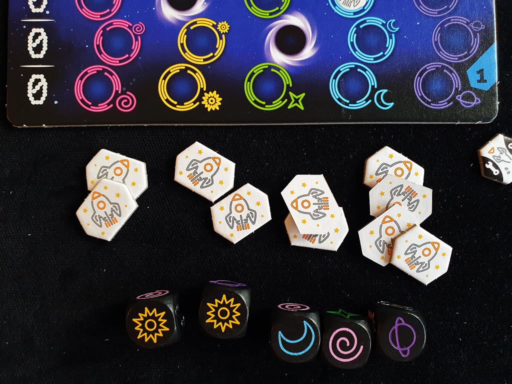 Unterer Teil eines Spielplans, Raketenmarker, Würfel