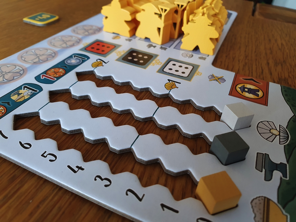 Spielertableau eines Spielenden. Drei Leisten zum Anzeigen des Besitzes an Ressourcen, Drei Arten von Spielfiguren im Vorrat