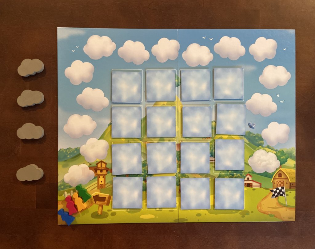 Der aufgebaute Spielplan mit 16 verdeckten Memorykarten